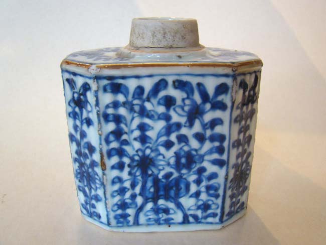 An 18th century Chinese Export Porcelain octagonal tea caddy jar.